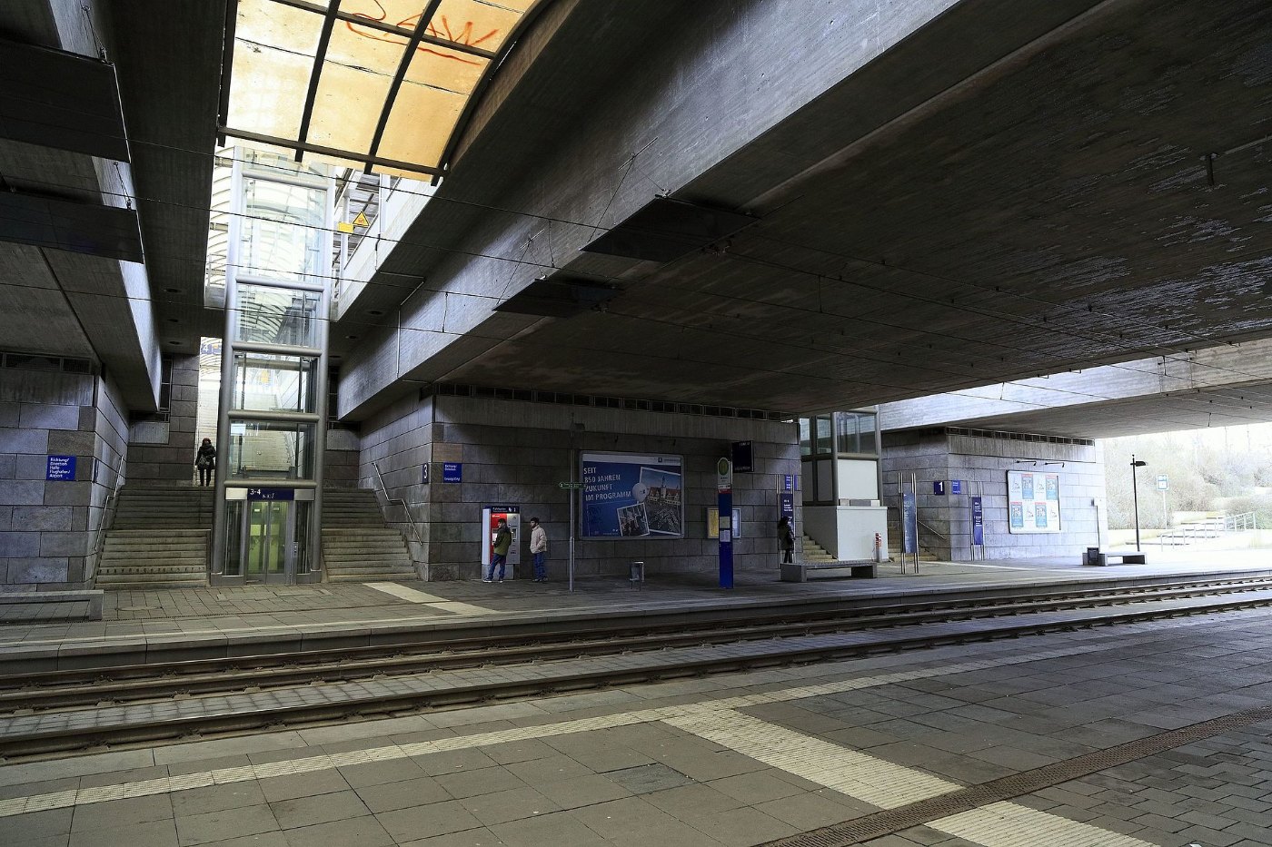 J24 647 Bf Leipzig Messe, Straßenbahnbahnsteig