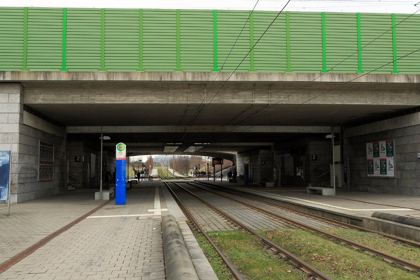J24 649 Bf Leipzig Messe, Straßenbahnbahnsteige