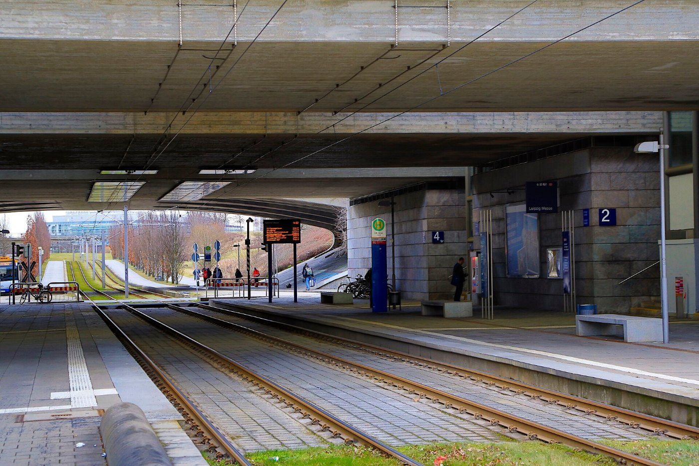 J24 653 Bf Leipzig Messe, Straßenbahnbahnsteige