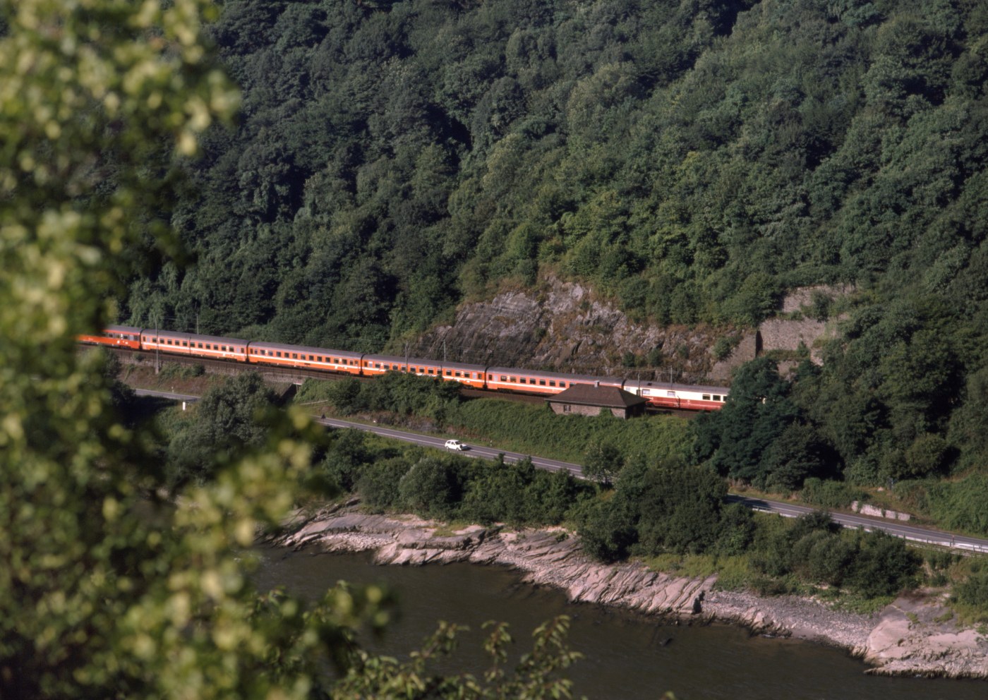 Intercity im Loreley-Tal bei Oberwesel