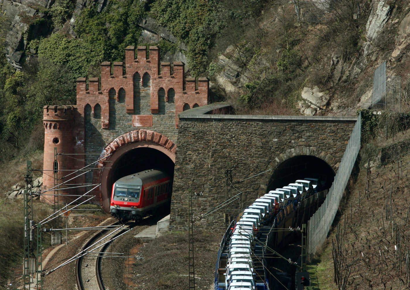Ostportale der Loreley-Tunnel mit Regionalbahn und Güterzug