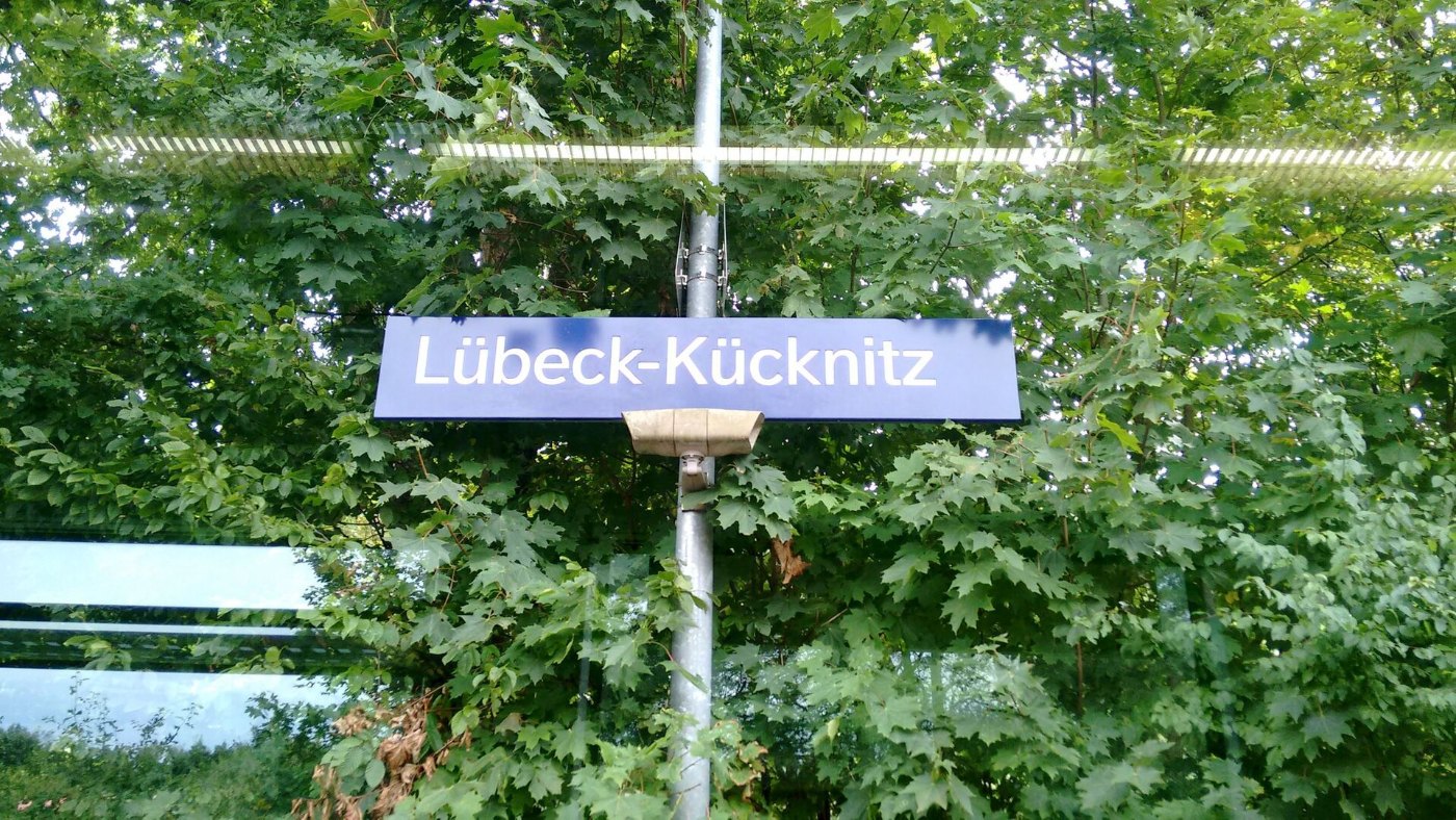 Bahnhofsschild Lübeck Kücknitz