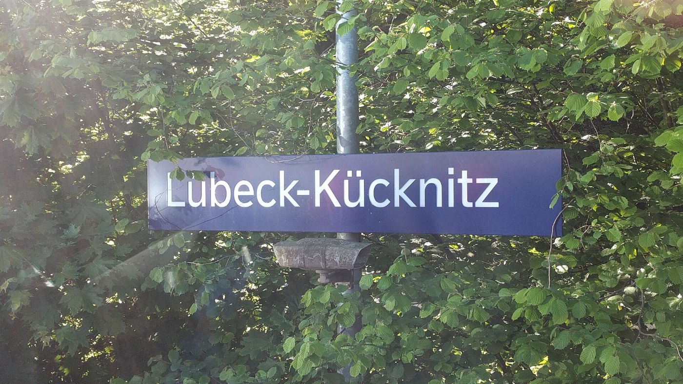 Bahnhofsschild Lübeck Kücknitz
