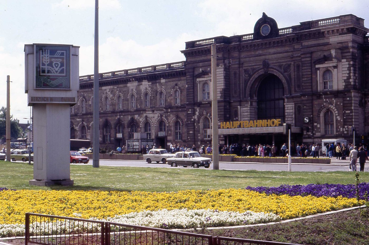 Magdeburg Hauptbahnhof, DDR, April 1990