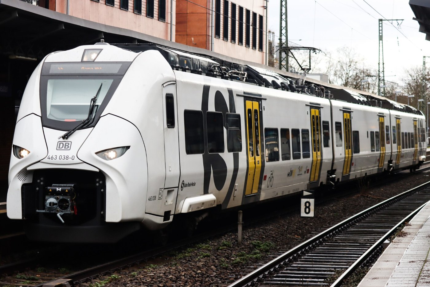 Siemens Mireo der S Bahn Rhein Neckar am Bahnhof Mainz Römisches Theater