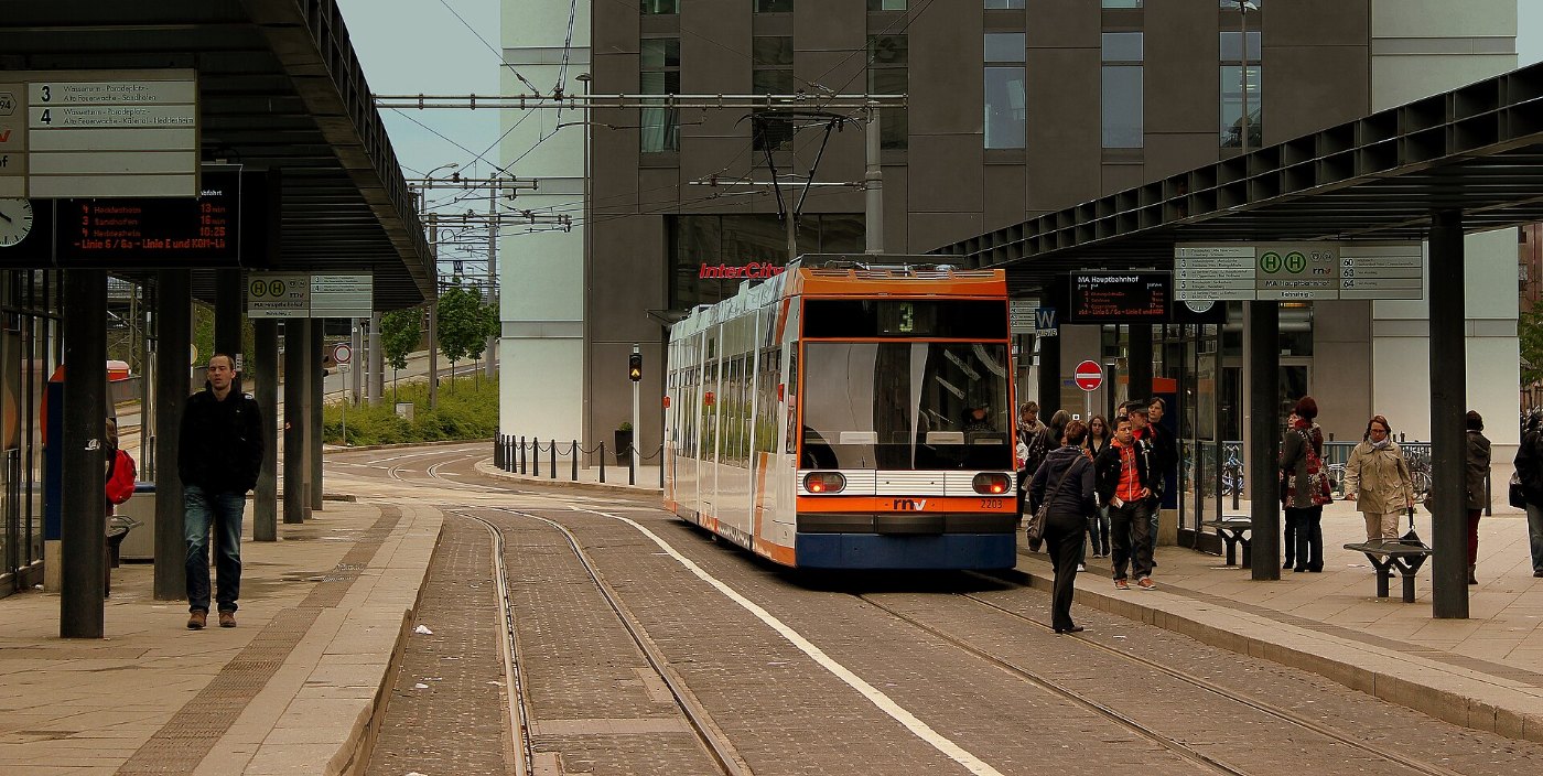 CITY TRAM AT MANNHEIM HAUPTBAHNHOF GERMANY APRIL 2013 ()