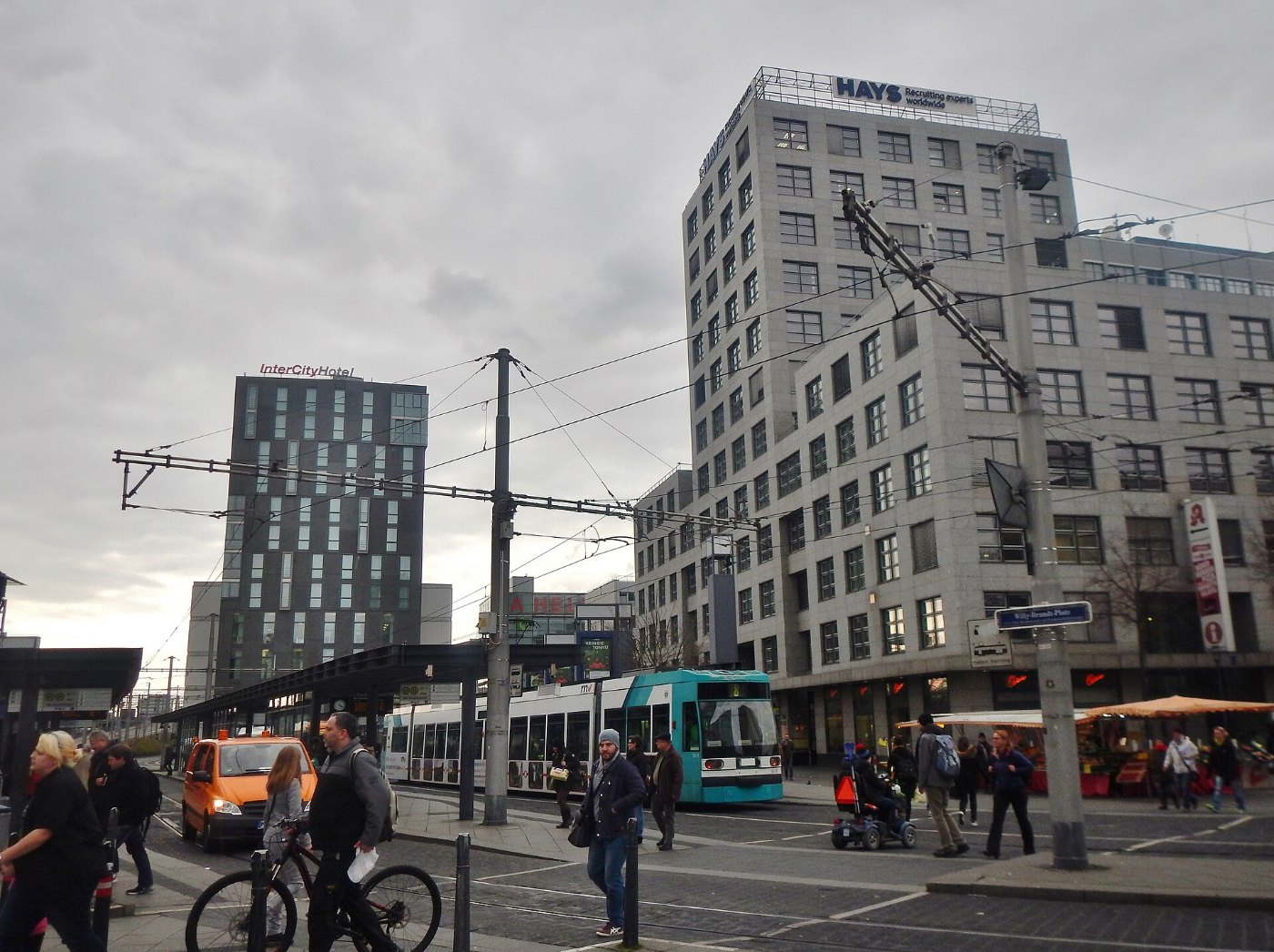 Hauptbahnhof und Straßenbahnhaltestelle in Mannheim panoramio