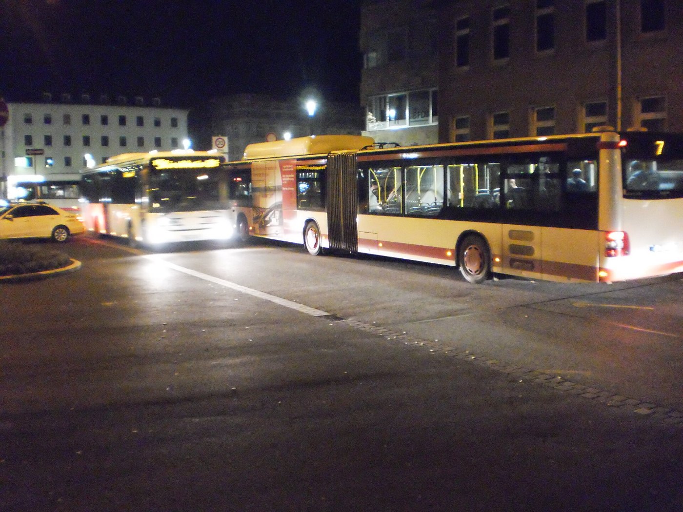 Stossverkehr am Stadtbus Knotenpunkt Bahnhof Marburg, Tempo 20 Umweltstr