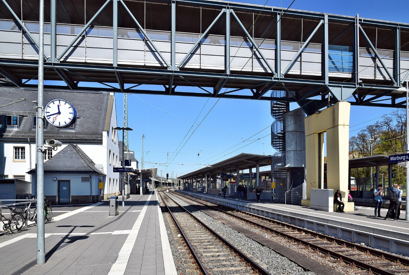 Bahnhof Marburg Bahnsteig und Überführung 02