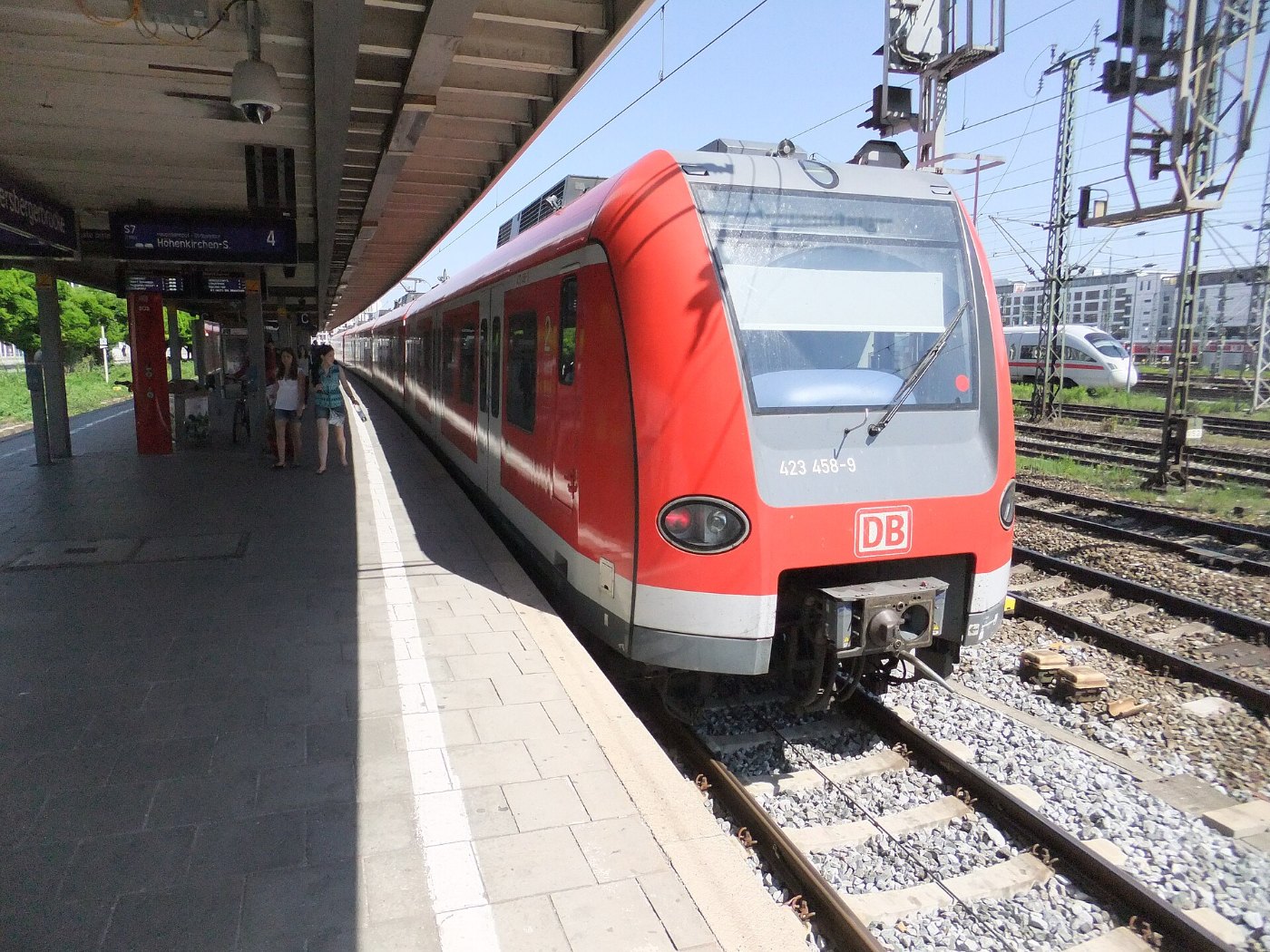 München Bahnhof Donnersbergerbrücke auf Bahnsteig zu Gleis 4 Richtung Mü