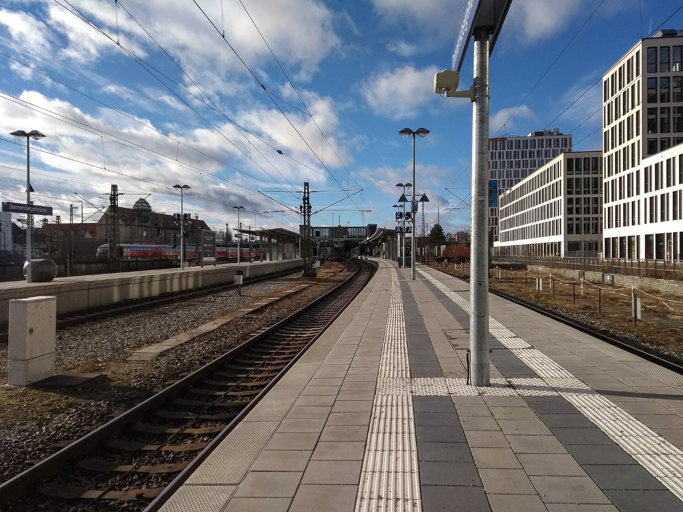 München, Bahnhof Donnersbergerbrücke, Gleis 1, 2 nach O 2018 01 (1)