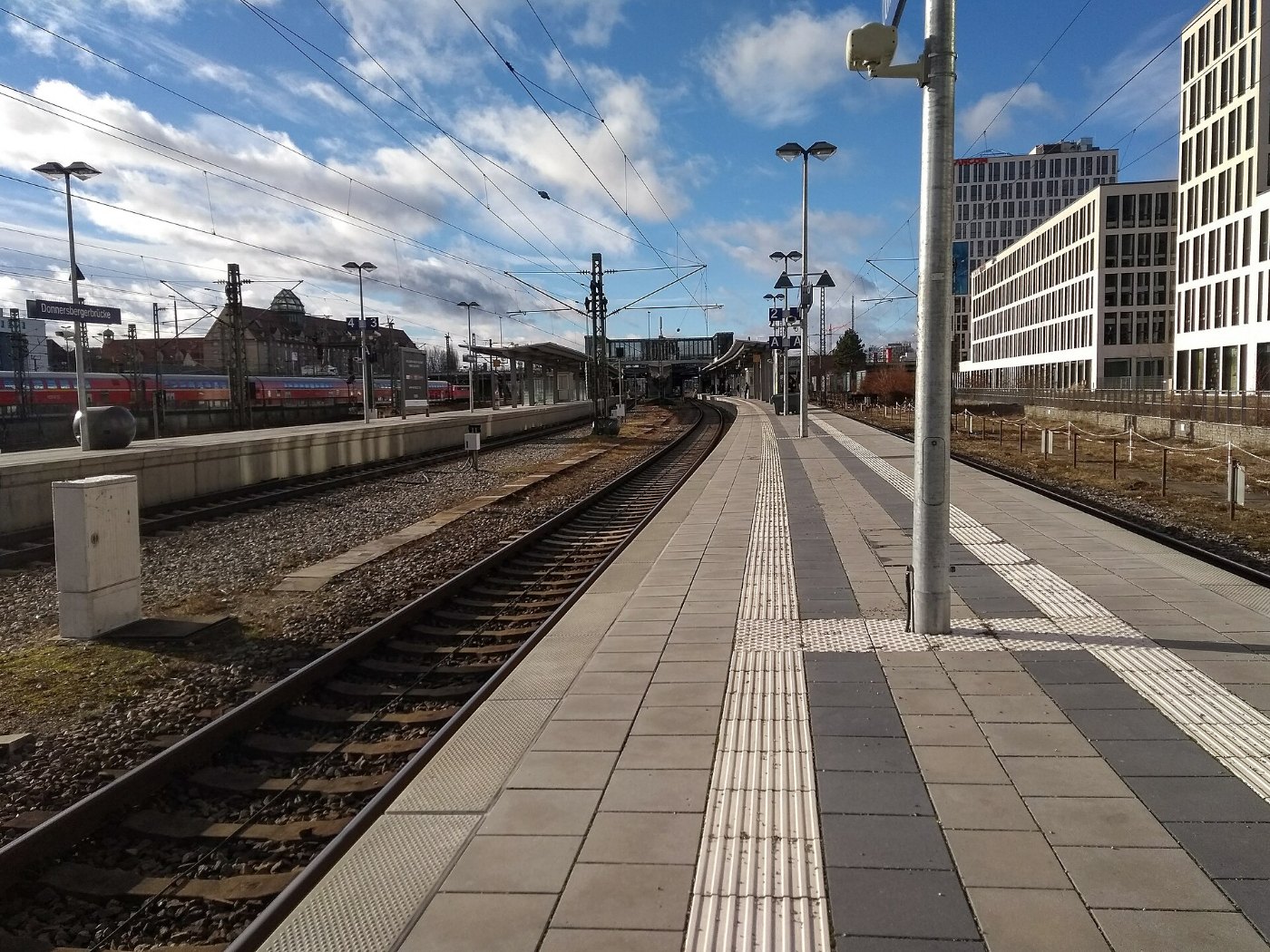 München, Bahnhof Donnersbergerbrücke, Gleis 1, 2 nach O 2018 01 (2)