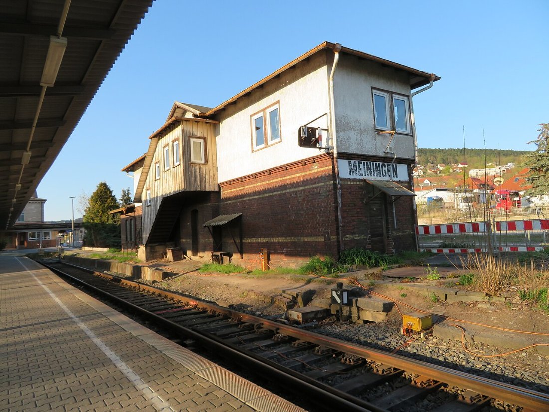 AIMG 0605 Meiningen Bahngebäude