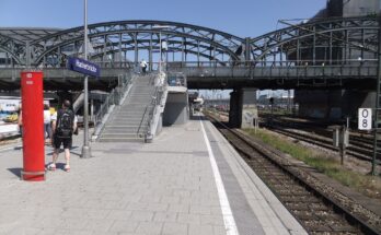 München Bahnhof Hackerbrücke auf Bahnsteig zu Gleis 1 Richtung München H
