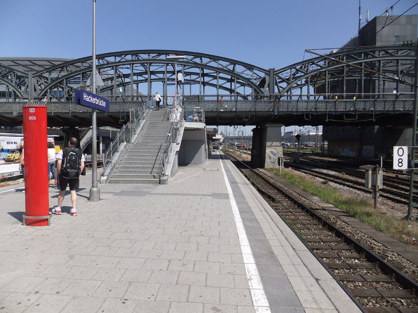 München Bahnhof Hackerbrücke auf Bahnsteig zu Gleis 1 Richtung München H