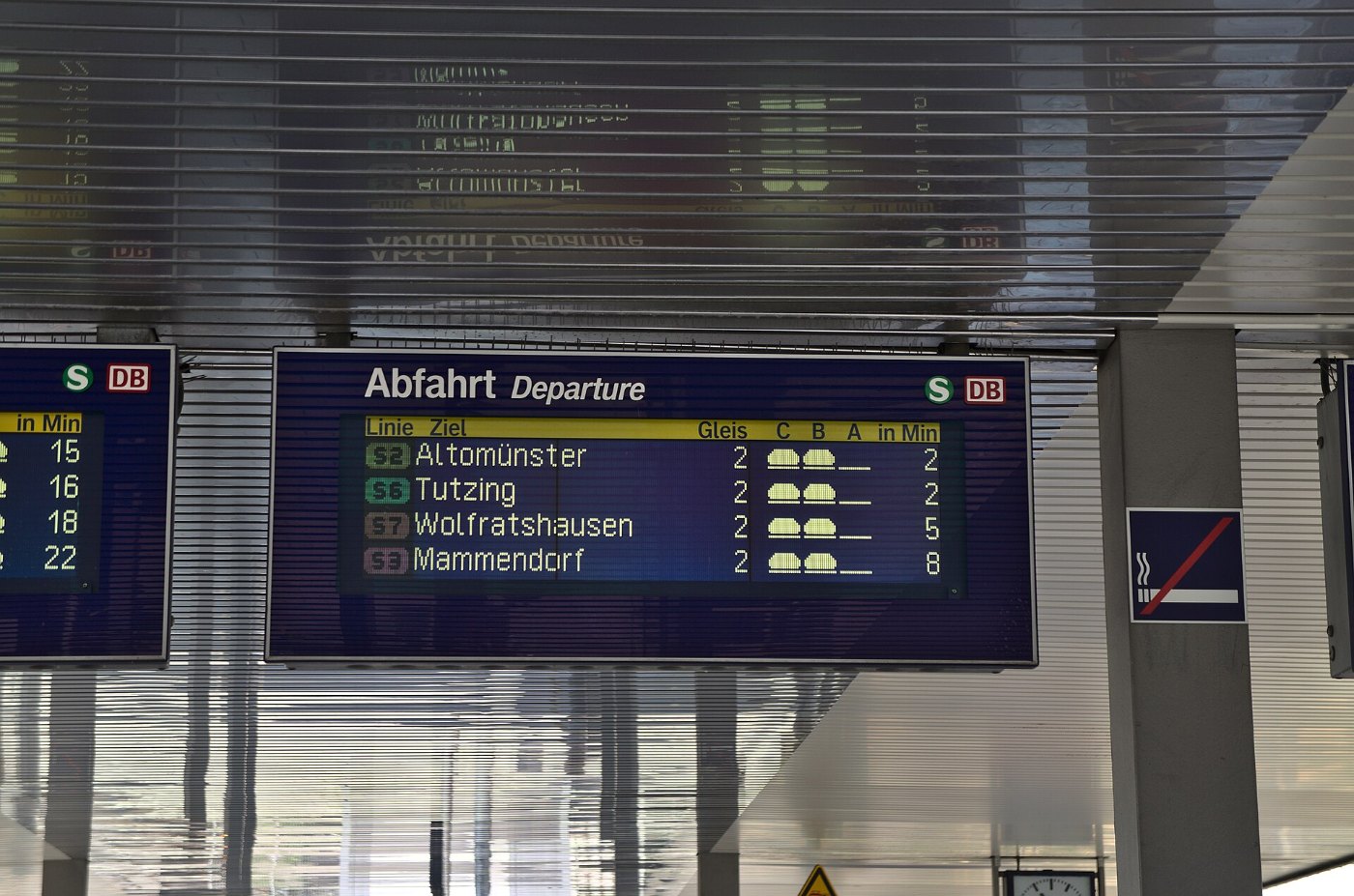 Departure board at Hackerbrücke S Bahn station in München