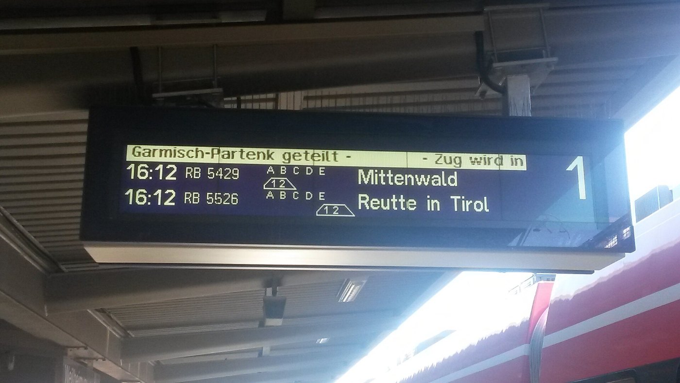 Bahnhof Weilheim Fahrgastinformation mit den vereinigt verkehrenden Zugt