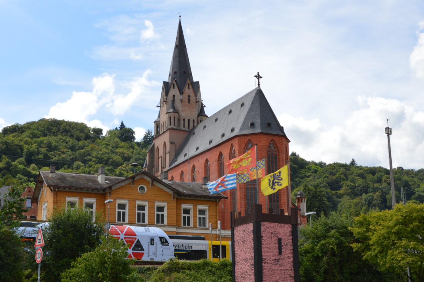 Bahnhof Oberwesel mit Liebfrauenkirche