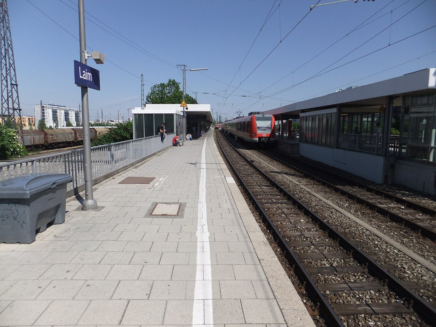 München Bahnhof München Laim auf Bahnsteig zu Gleis 1 Richtung München H