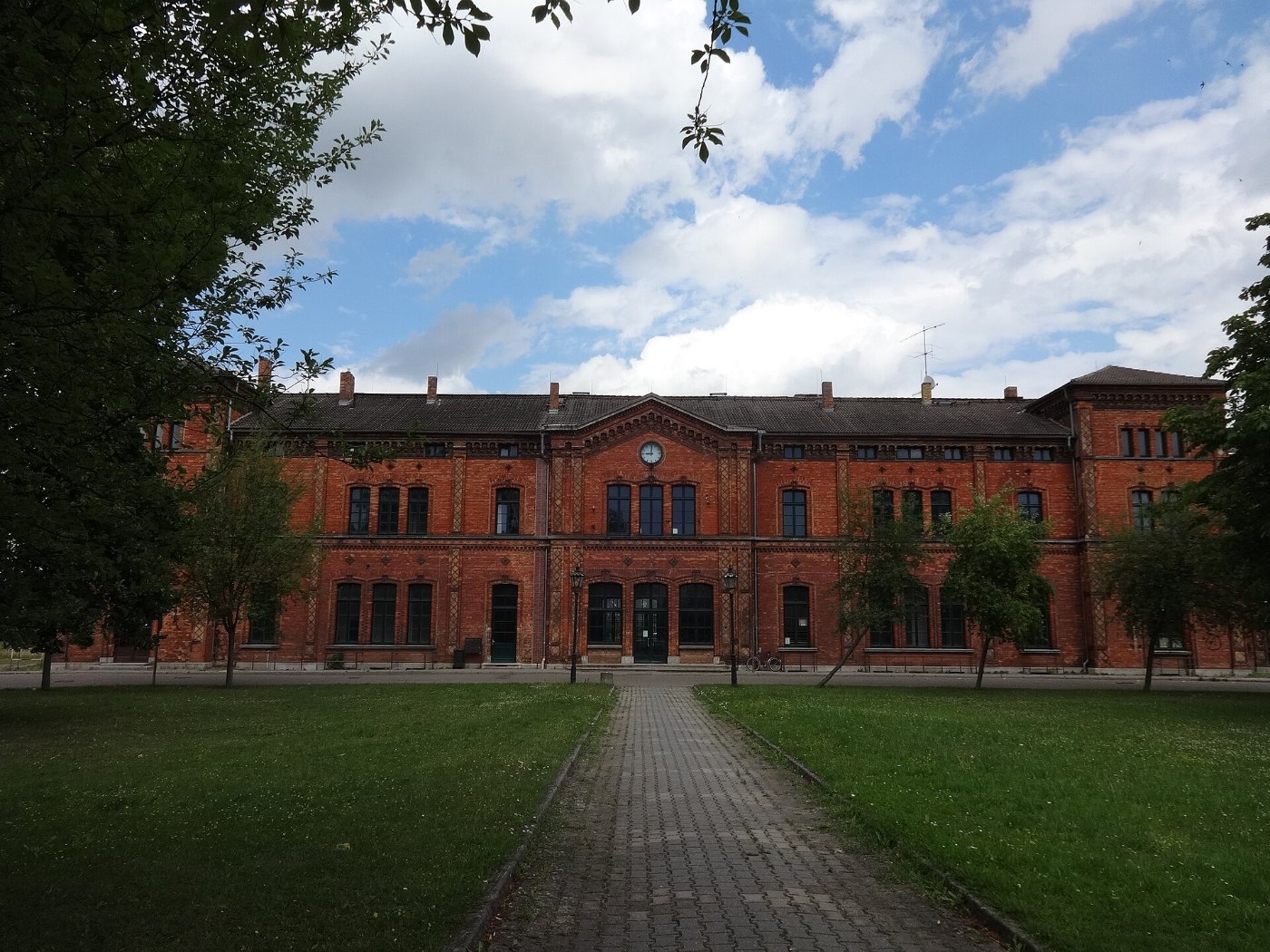 Malchin Bahnhofskomplex mit Empfangsgebäude
