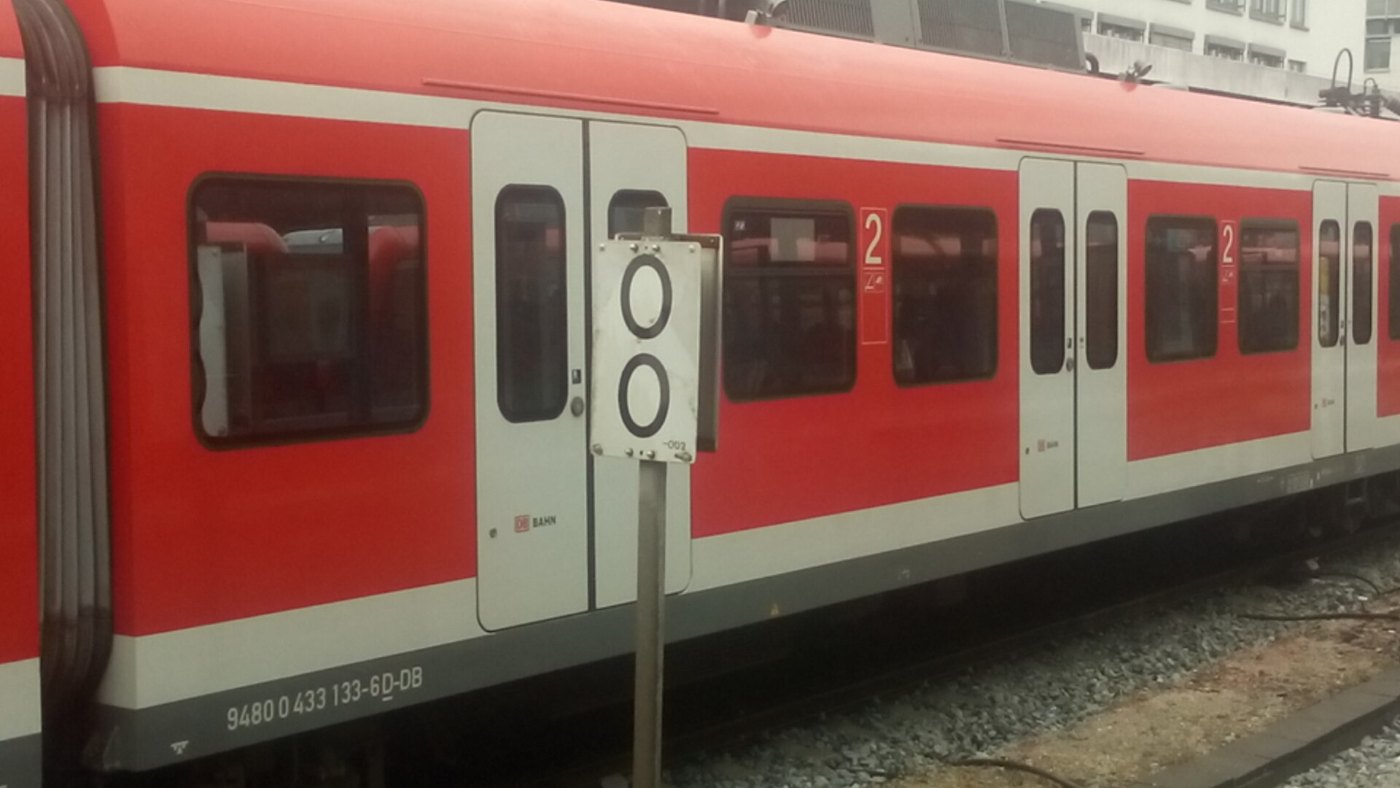 Kilometerstein am Bahnhof München Ost