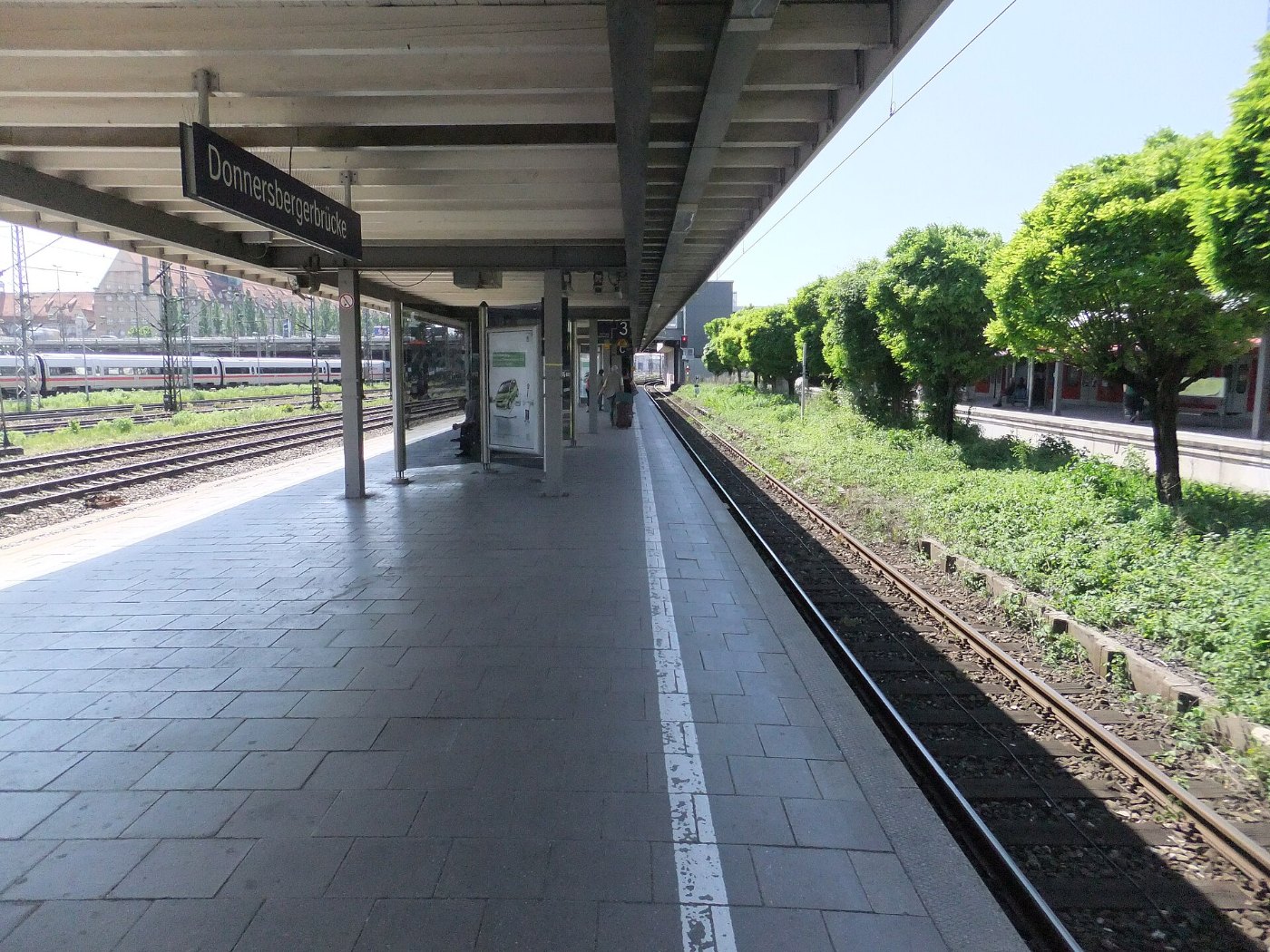 München Bahnhof Donnersbergerbrücke auf Bahnsteig zu Gleis 3 Richtung Ba