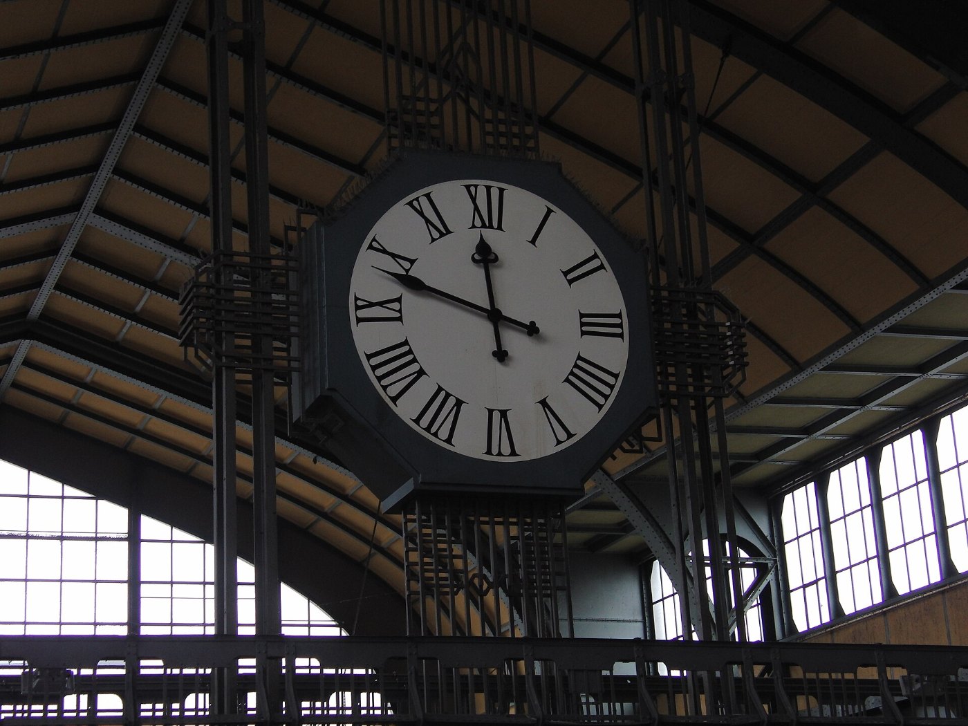 Clock Hamburg Hbf
