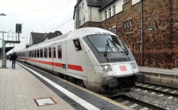 Wormser Hauptbahnhof auf Bahnsteig zu Gleis 2 Richtung Mainz (IC) 2.3.20