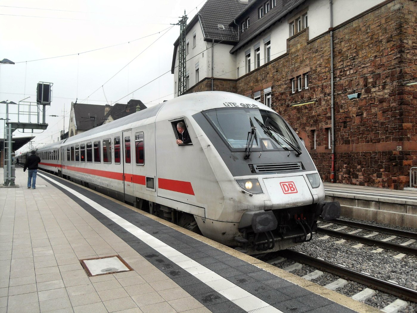 Wormser Hauptbahnhof auf Bahnsteig zu Gleis 2 Richtung Mainz (IC) 2.3.20