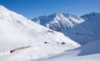 MGB HGe 4 4 II mit Glacier Express kurz vor Oberalp Passhöhe