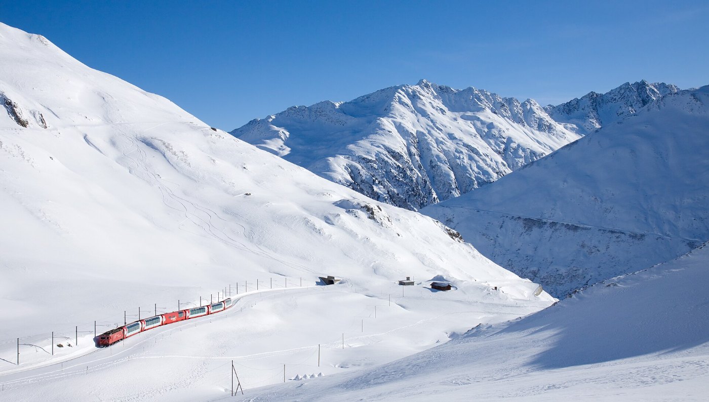 MGB HGe 4 4 II mit Glacier Express kurz vor Oberalp Passhöhe