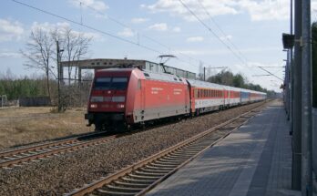 101 121 2 im Bahnhof Rückersdorf ()
