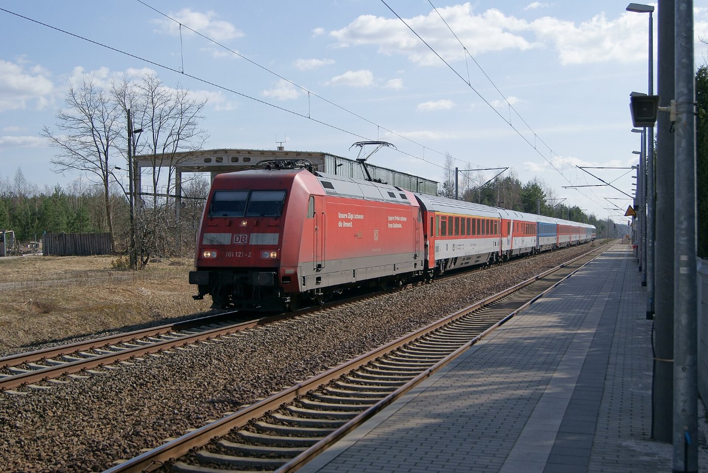 101 121 2 im Bahnhof Rückersdorf ()