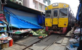 Maeklong Railway Market ()