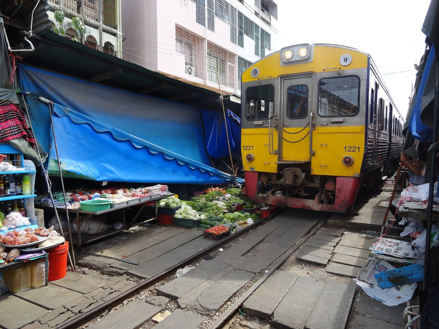 Maeklong Railway Market ()