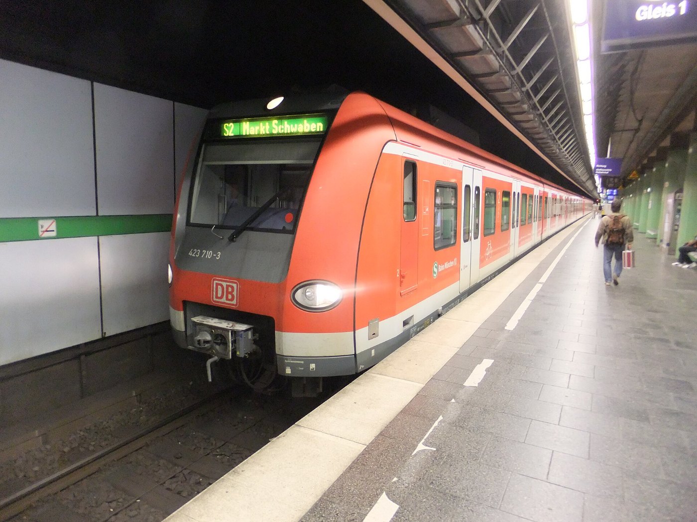 München Bahnhof Isartor auf Bahnsteig zu Gleis 1 Richtung München Hauptb