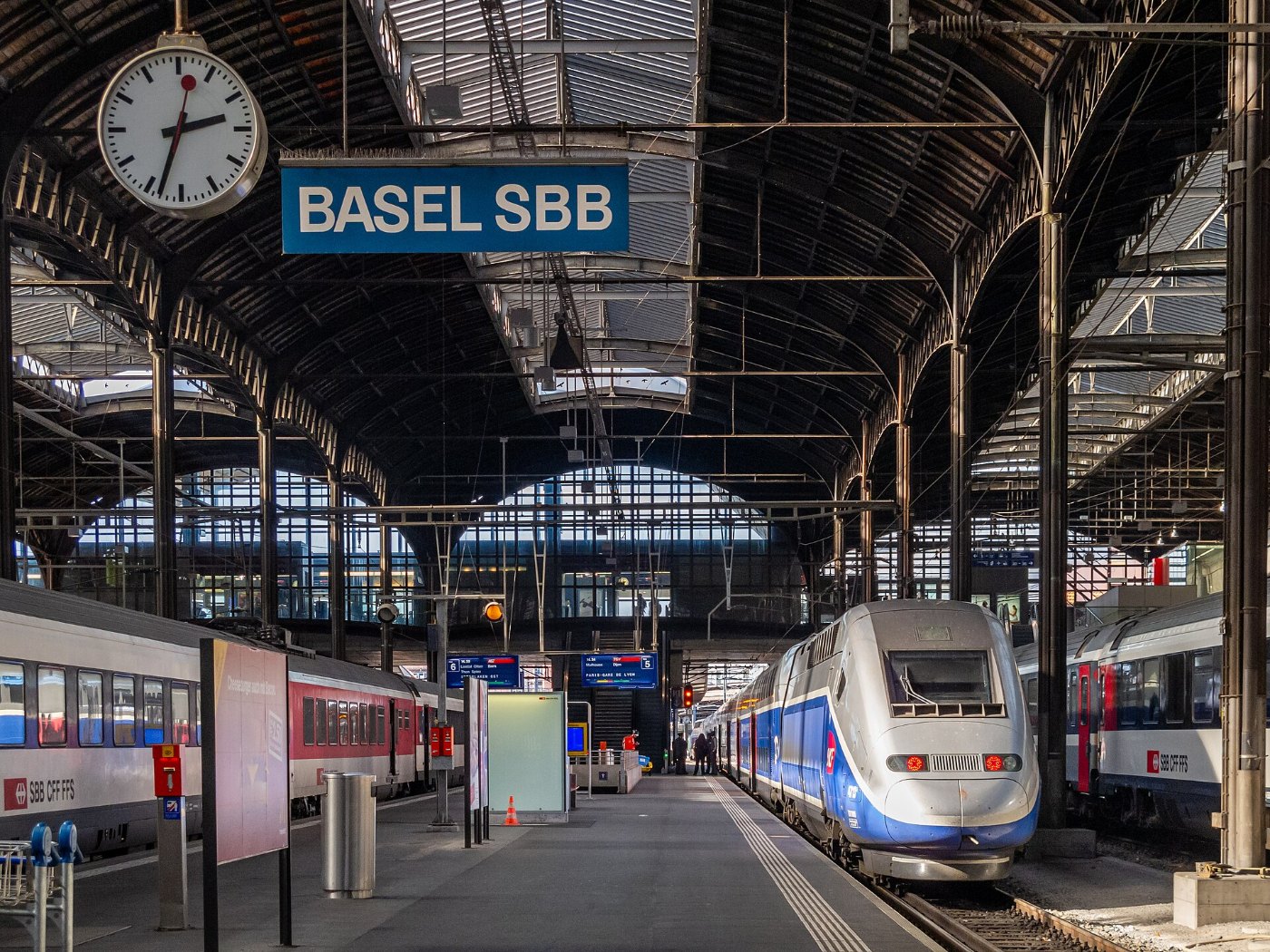 Basel SBB Bahnsteighalle mit TGV und SBB EW IV