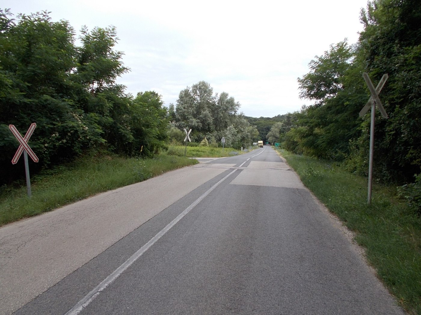Andreaskreuz (eingleisiger Bahnübergang), Straße 8209, 2023 Balinka