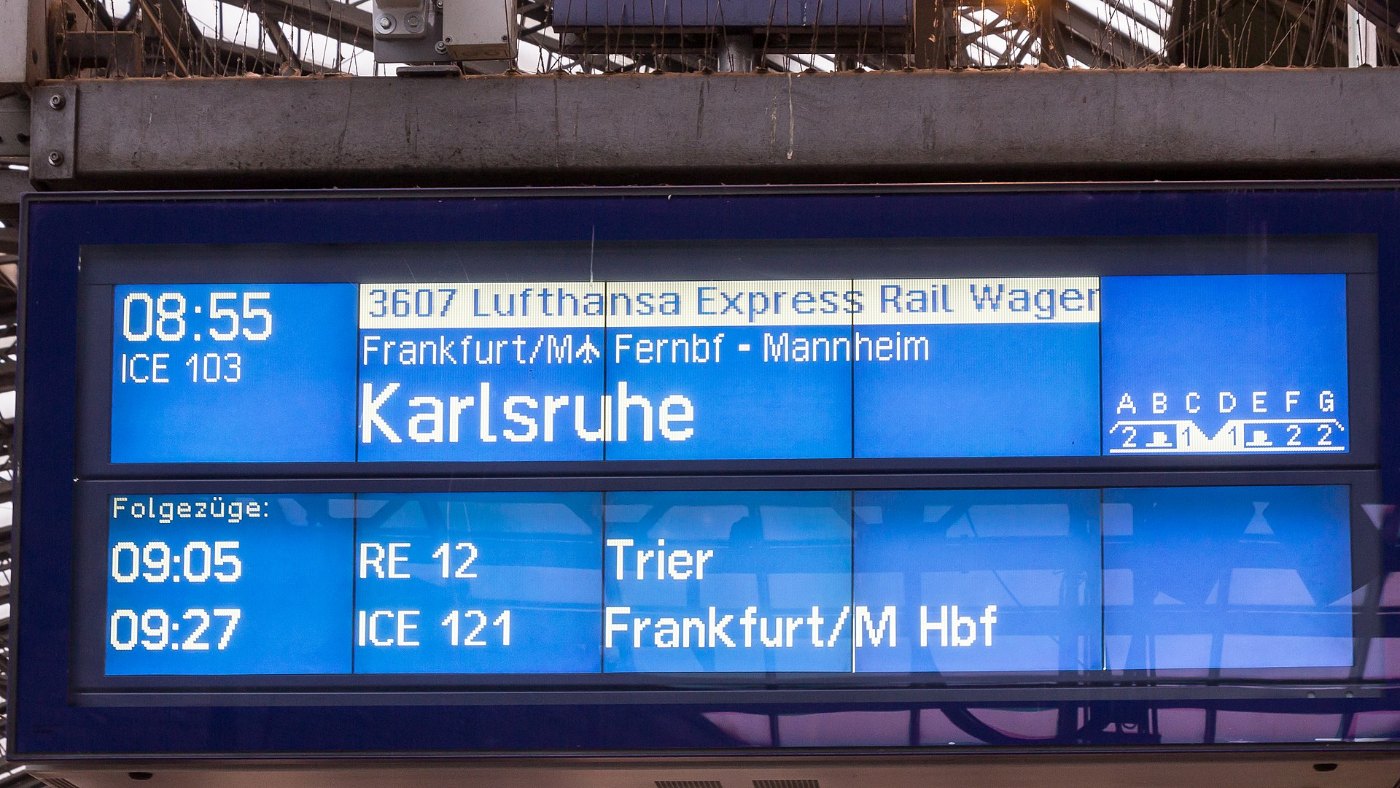Zugzielanzeiger mit Hinweis Lufthansa Express Rail Wagen 1323