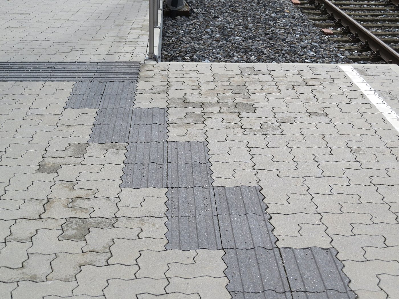 2017 09 21 (150) Tactile paving at Bahnhof Waidhofen an der Ybbs