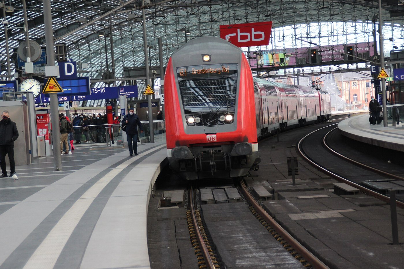 RE1 am Hauptbahnhof Berlin