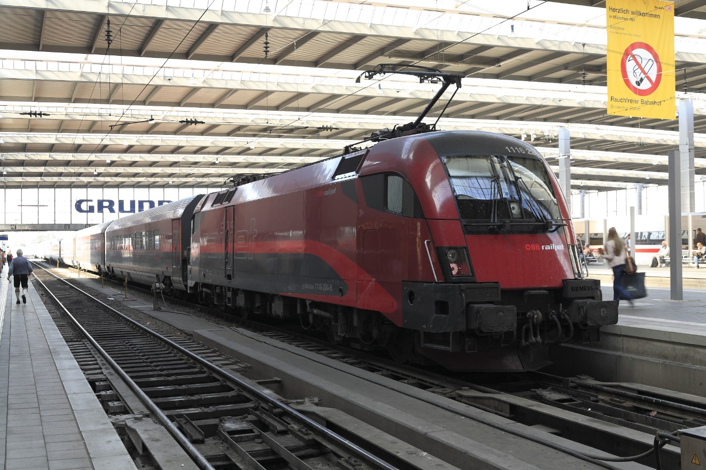 Zug am Bahnsteig im Münchner Hauptbahnhof