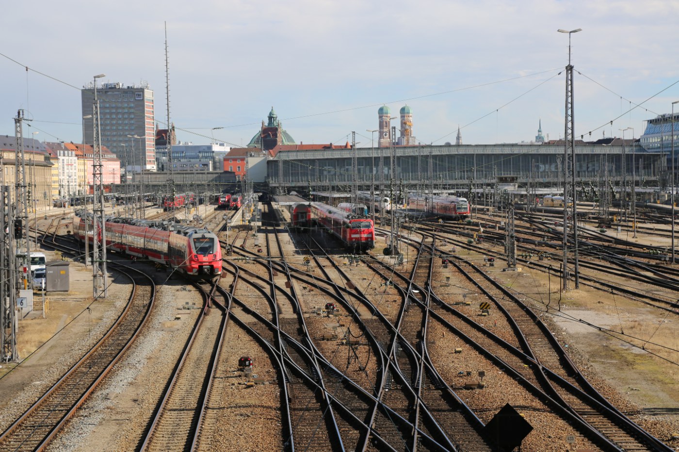 Blick über das Gleisfeld des Münchner Hauptbahnhofs