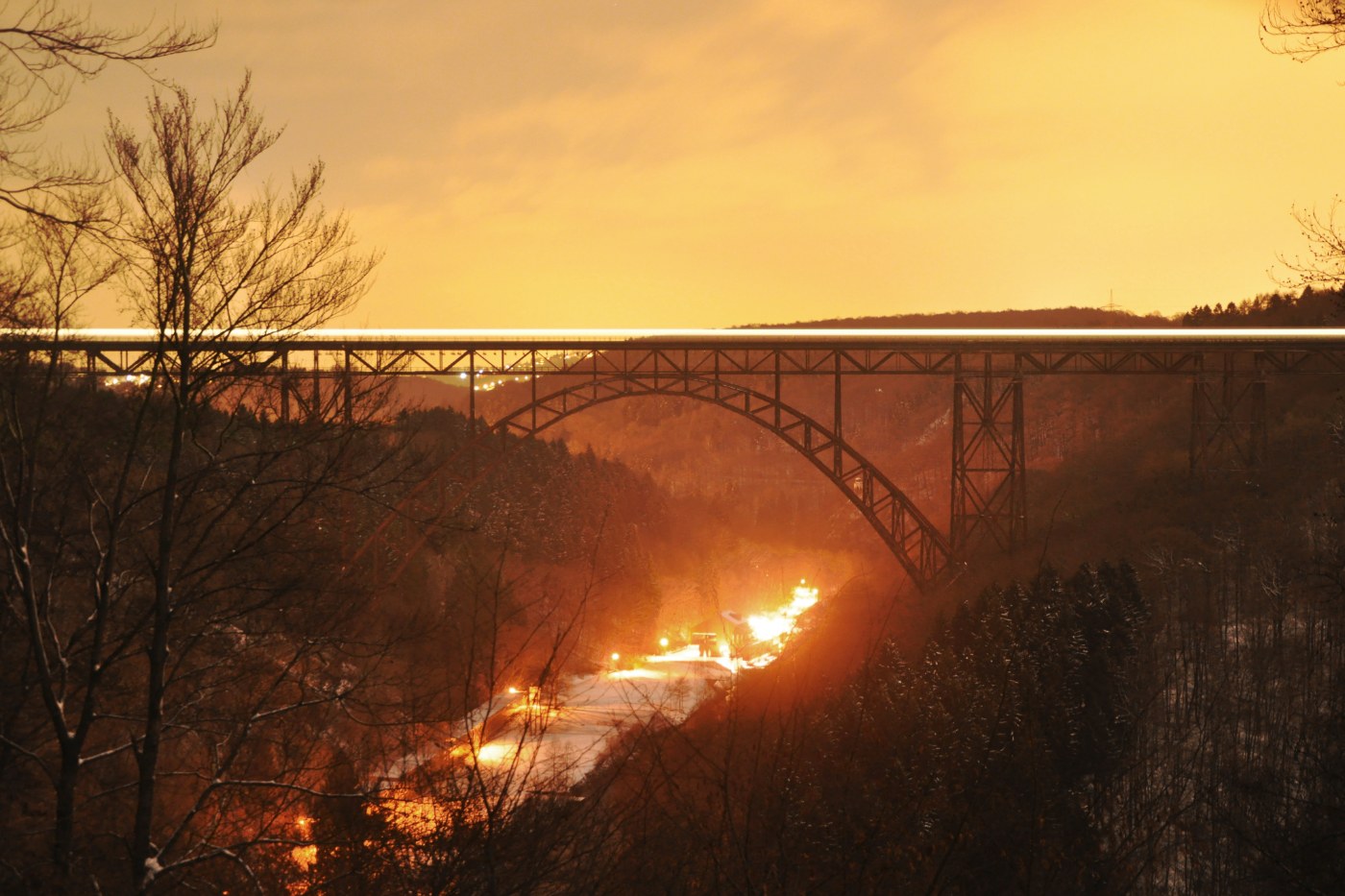 Die Müngstener Brücke in der Abenddämmerung