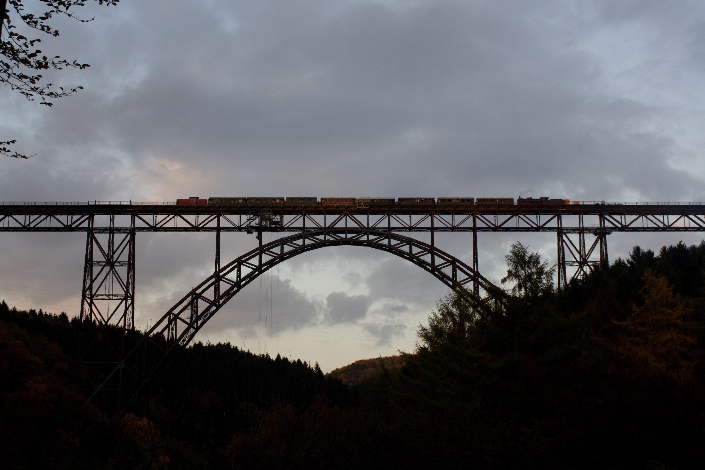 Menschen beim Brückenfest an der Müngstener Brücke