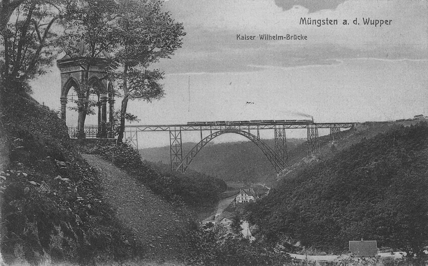Historische Ansichtskarte der Müngstener Brücke mit Zug