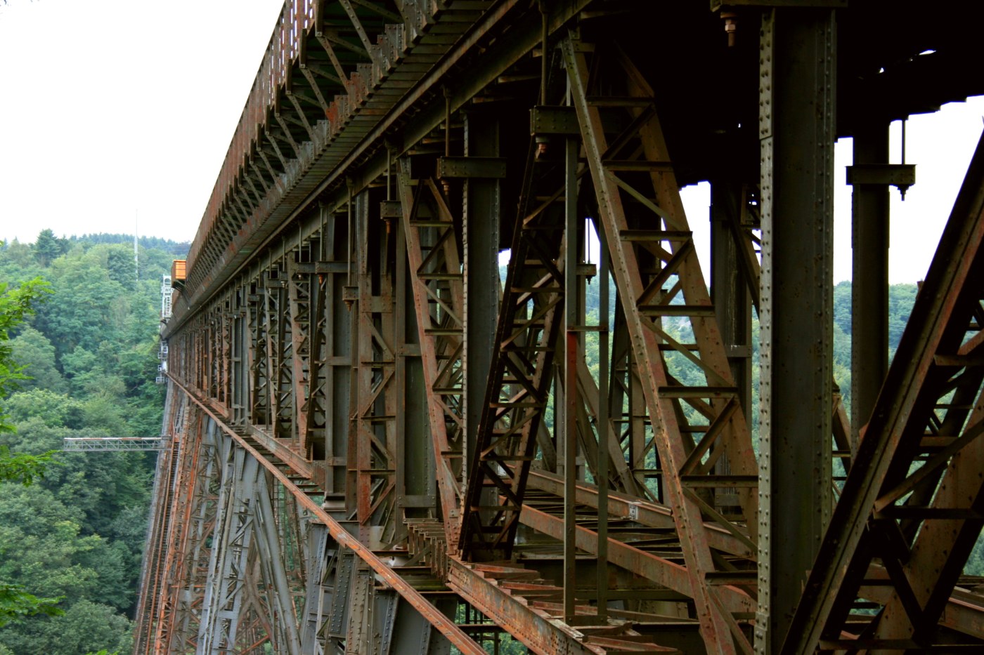 Blick auf die Stahlkonstruktion der Müngstener Brücke