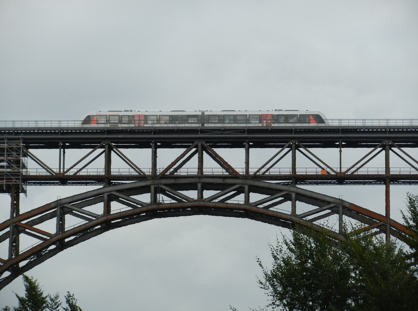 Eine S-Bahn der Linie S7 auf der Müngstener Brücke