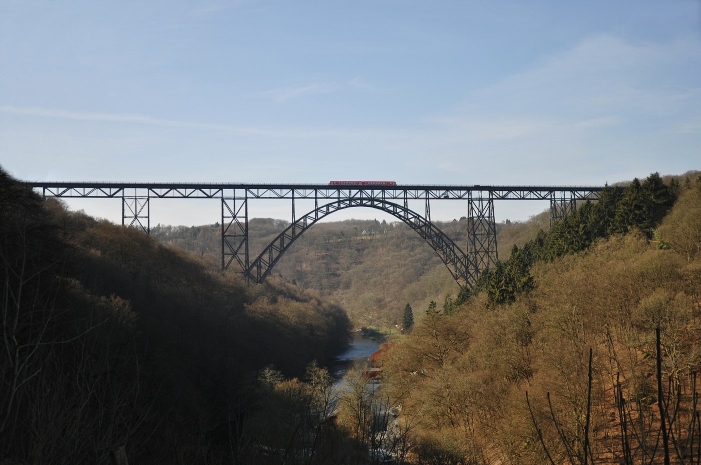 Die Müngstener Brücke im Tal der Wupper bei Solingen