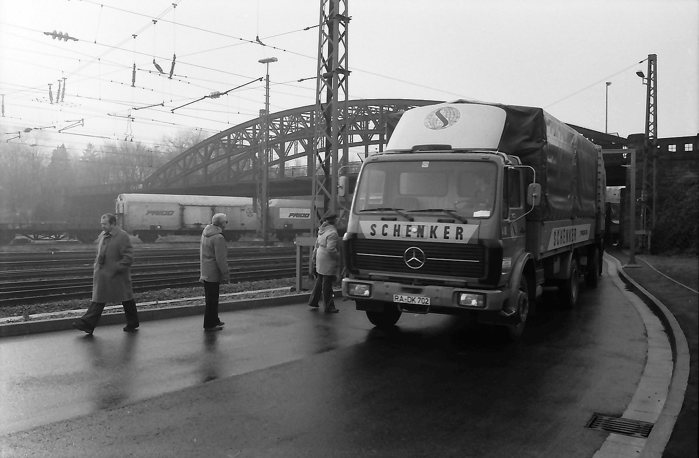 Freiburg Güterbahnhof; Die rollende Landstraße; Lastwagen fahren auf LAB